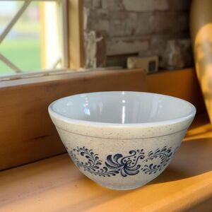 Vintage PYREX Homestead Cinderella 1.5PT Bowl